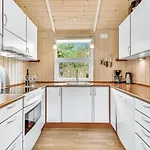 Four-bedroom In Hébergement de vacances Ringkøbing